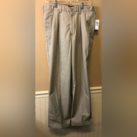 Izod American Chino Classic Fit Double Pleat Size 32x32 NWT - Picture 1 of 4